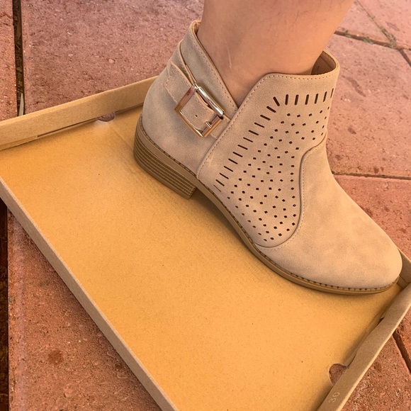 boots - Picture 3 of 4